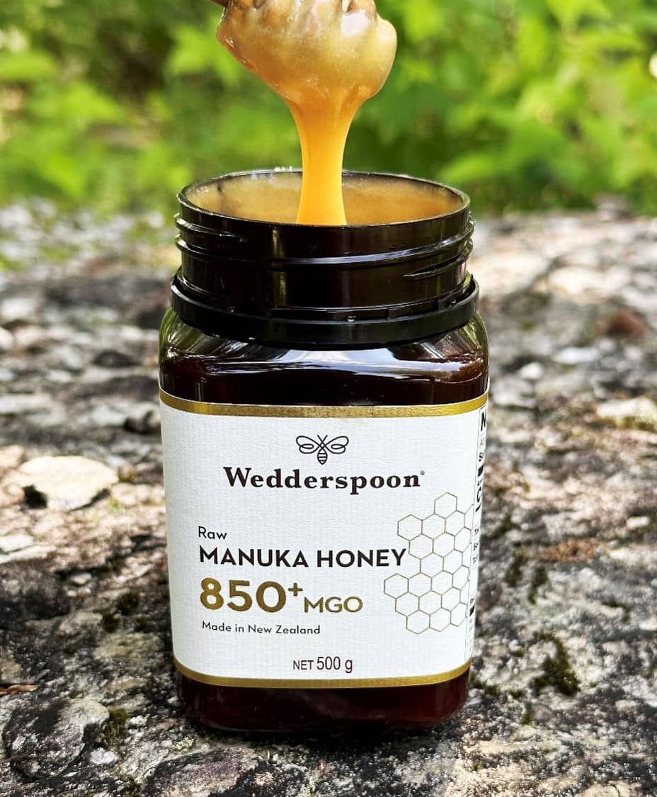 Wedderspoon raw manuka honey 850 mgo in a 500g dark jar with white label from New Zealand