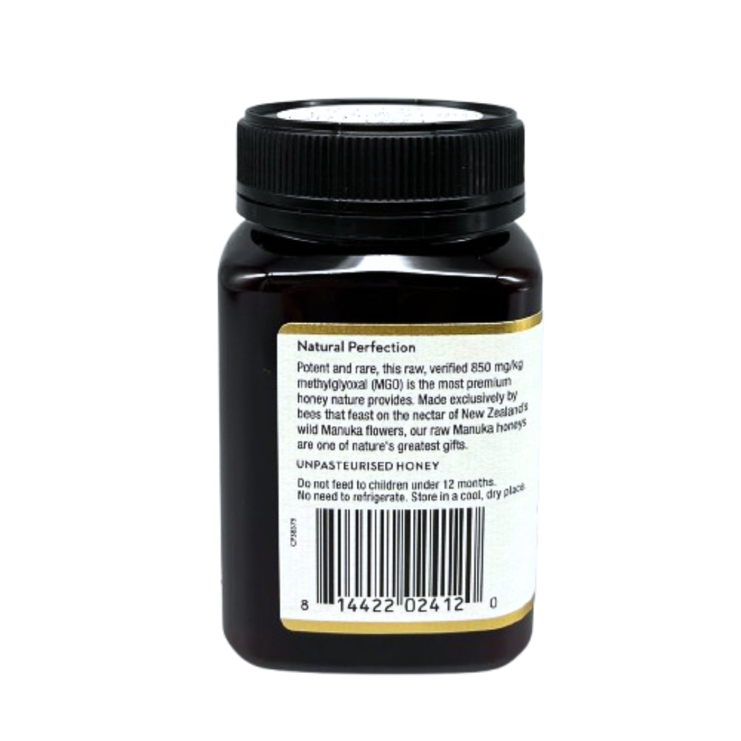 Wedderspoon jar of raw manuka honey 850 mgo with black lid and label on white background