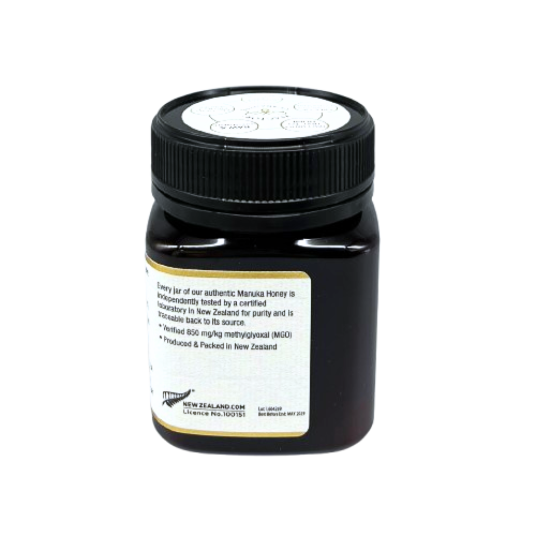 Wedderspoon jar of raw manuka honey 850 mgo in dark plastic pot with black lid and New Zealand label